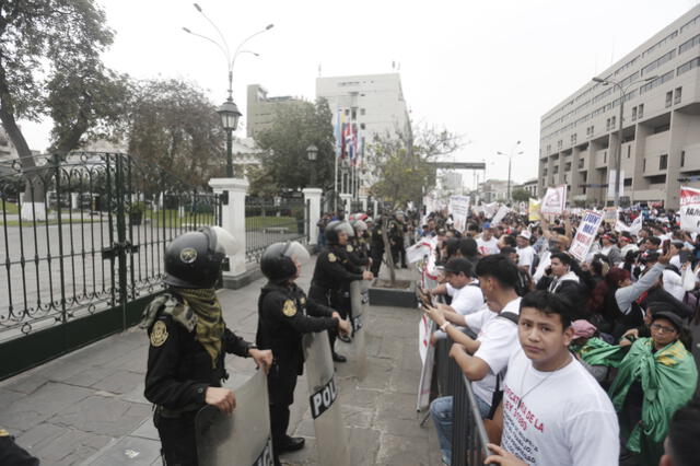  Comerciantes, empresarios y trabajadores de Mesa Redonda se congregaron frente al Congreso. Foto: Marco Cotrina/LR    