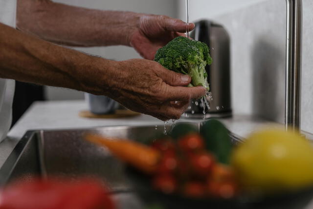 Es recomendable lavar con cuidado las verduras y frutas antes de consumirlas. Foto: Pexels   