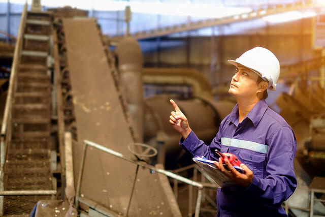  Los profesionales de ingeniería metalúrgica pueden llegar a ganar hasta S/7.454 mensuales. Foto: IPCHILE.   