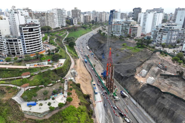 Grúa de 50 metros instala el nuevo puente peatonal de cristal. Foto: Andina   