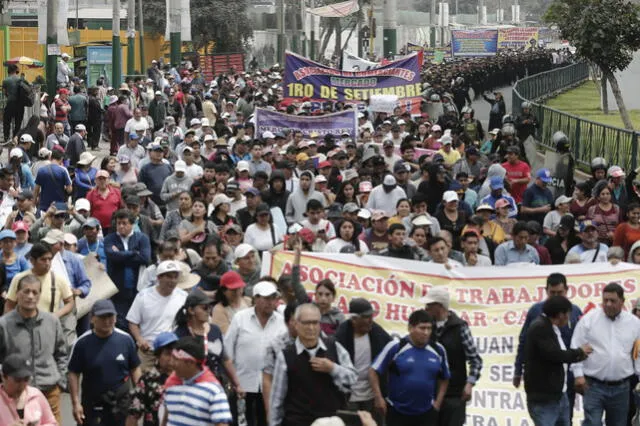  Colas de carros llegan hasta Chancay por bloqueo de la Panamericana Norte en Huaura    