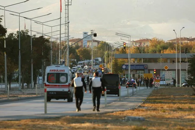 Tres personas fallecieron y 14 resultaron heridas en un atentado frente a las Industrias Aeroespaciales Turcas en Ankara. El ministro del Interior confirmó que dos terroristas fueron neutralizados. Foto: AFP   