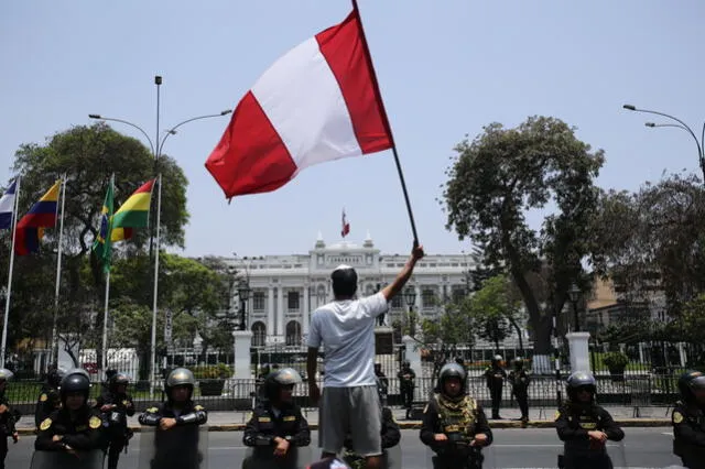 Miles de manifestantes llegaron al Congreso para iniciar las protestas. Foto: John Reyes - La República    