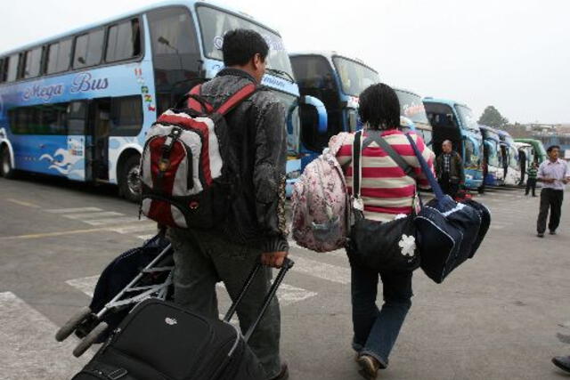 Durante los feriados largos, miles de familias aprovechan en viajar. Foto: Composición LR/Andina.  