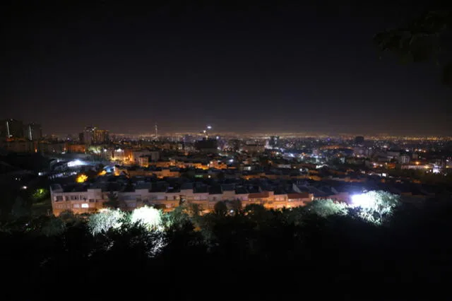 Irán reportó múltiples detonaciones en su capital, atribuidas a su sistema de defensa aérea. Los ataques israelíes llevaron a la cancelación de vuelos en Irán, aunque se indicó que causaron daños limitados. Foto: AFP   