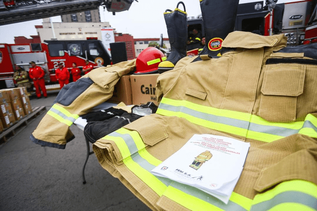 Trajes de bomberos no cumplirían con calidad requerida para labores. Foto: Andina   