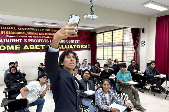  Hernán Gabriel Oyola no hace sus clases con diapositivas, sino comparte textos por internet a sus estudiantes. Foto: Andina.   