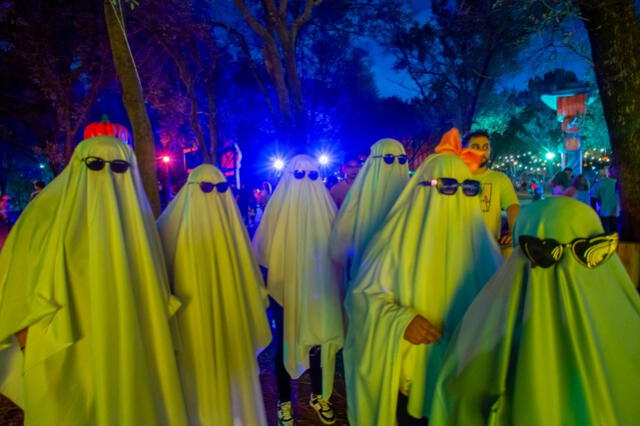 Ponte un disfraz y sal a pedir calaverita. Foto: AFP   