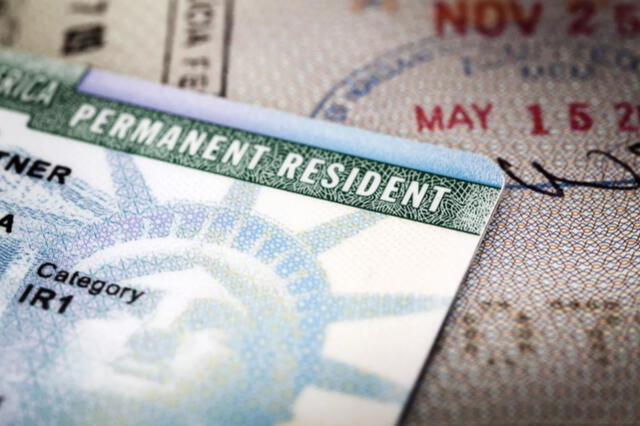  Existen múltiples vías para obtener una Green Card, como el patrocinio familiar, el empleo, el asilo o la lotería de visas. Foto: Epoxydude   