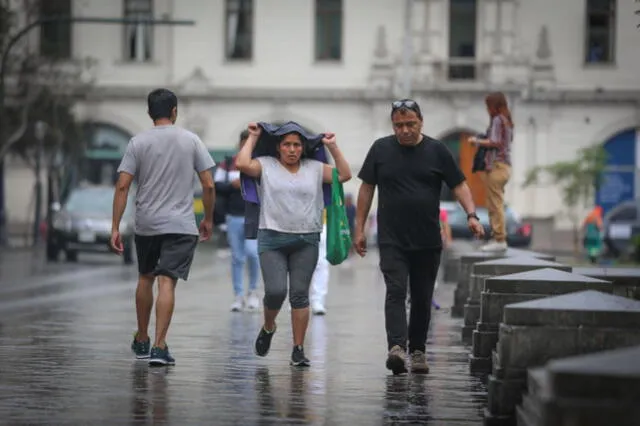 Nubes y lluvia ligera en Lima