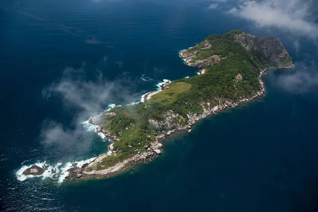  Ubicada a 35 kilómetros de la costa de São Paulo, Brasil, esta isla se encuentra rodeada por la Mata Atlántica. Foto Ministerio Ambiente Brasil   