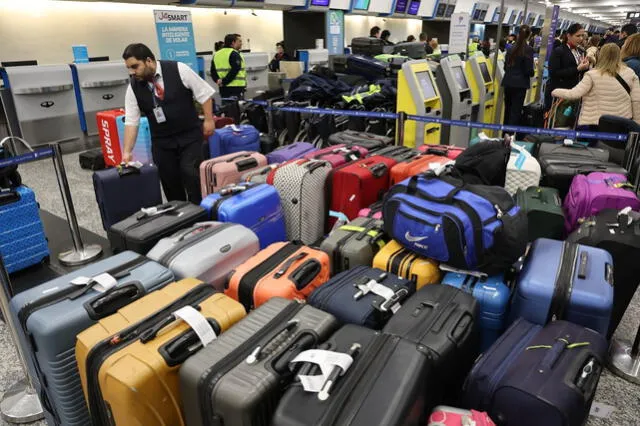  Por las demoras y cancelaciones, hay equipaje acumulado en el sector de check-in de Flybondi. Foto: Nicolás Suárez   