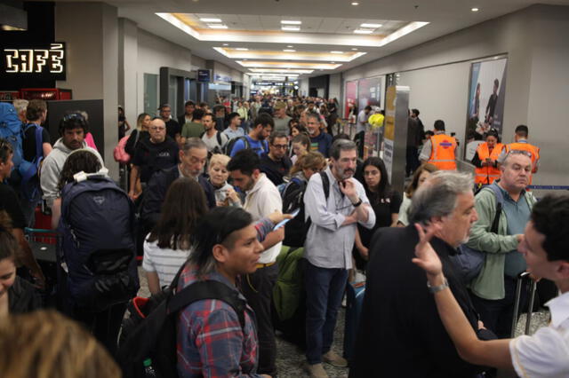  Muchos pasajeros debieron dejar sus valijas en el aeropuerto por el conflicto en Aeroparque. Foto: Nicolás Suárez   