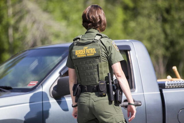  Los agentes de la CBP trabajan en los puertos de entrada, como aeropuertos y cruces fronterizos, para inspeccionar a los viajeros y sus pertenencias. Foto: Univisión   