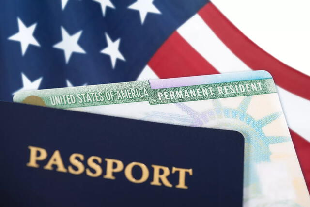  Las políticas migratorias de Estados Unidos influyen directamente en la obtención y renovación de las Green Cards. Foto: Investopedia   