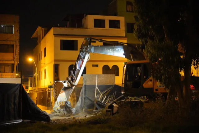  Vecinos de la asociación se enfrentaron a personal de Serenazgo de la MML. Foto: Marcia Chahua/La República    