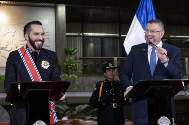 El presidente de El Salvador, Nayib Bukele, y su par costarricense, Rodrigo Chaves, anunciaron la creación de una "Liga de Naciones" enfocada en la prosperidad y el crecimiento económico. Foto: AFP   