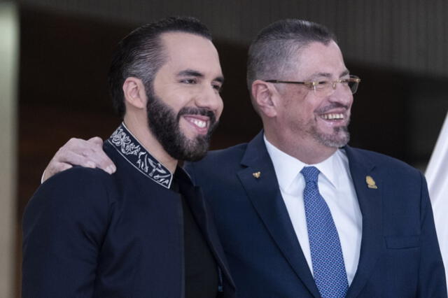 Chaves destacó el éxito de Bukele en la lucha contra la violencia y su campaña contra pandillas, un modelo que Costa Rica busca emular mientras enfrenta altos niveles de homicidios. Foto: AFP   