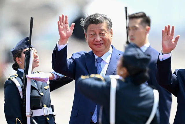 El presidente de China, Xi Jinping, saluda a su llegada a la Cumbre de Cooperación Económica Asia-Pacífico (APEC) en la Base Aérea, anexa al Aeropuerto Internacional Jorge Chávez, en Callao, Perú. Foto: AFP   