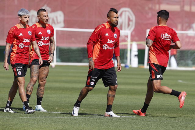  Arturo Vidal fue llamado a la selección chilena después de un año. Foto: La Roja/X   