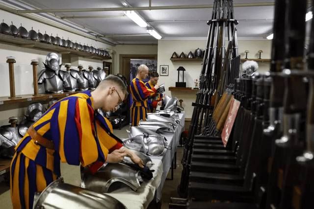  La Guardia Suiza, son entrenados militarmente para aprender el manejo de armas de fuego modernas, como el fusil suizo SIG 550 y las pistolas automáticas SIG Sauer P220 y P226. Foto: EFE   