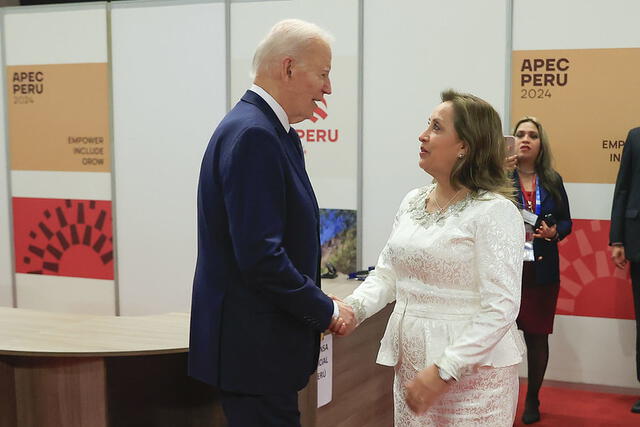 Dina Boluarte recibe a Joe Biden. Foto: Presidencia del Perú   