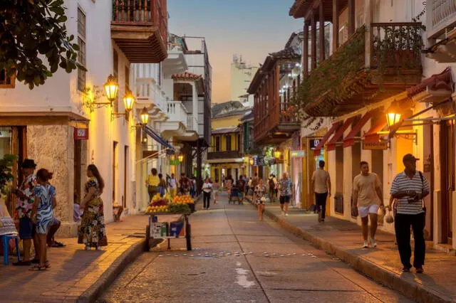  La Carrera 4 en Cartagena de Indias, con su rica historia y arquitectura colonial, se convierte en un destino imprescindible para turistas que buscan experiencias significativas. Foto: EFE   