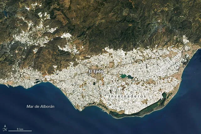  Esta vasta extensión agrícola abarca más de 40,000 hectáreas y produce entre 2,5 y 3,5 millones de toneladas de frutas y verduras al año. Foto: Nasa   