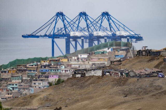 El Puerto de Chancay, financiado por China, es una megaobra que potenciará la logística y el comercio internacional, subrayando el interés por el desarrollo infrastructural en Perú. Foto: AFP   