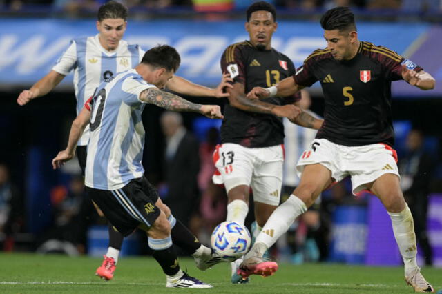  Carlos Zambrano fue titular ante Argentina en la Bombonera. Foto: AFP   