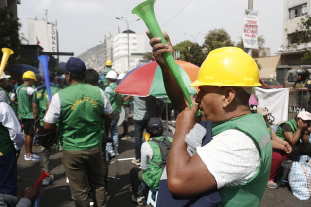 Mineros artesanales protestan en Perú