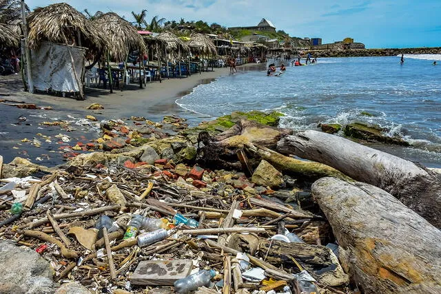 Colombia es el país con las playas más contaminadas, con plástico representando más del 60% de los residuos encontrados. Foto: El Heraldo   