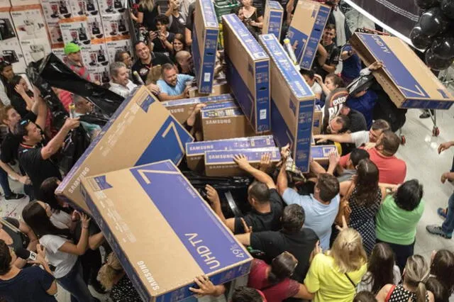  El Black Friday es una fecha especial aprovechada por los compradores para adquirir productos a precios inigualables. Foto: Público.<br><br>    