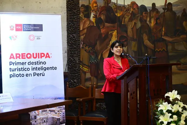  La ministra Úrsula León Chempén presentó el proyecto piloto que promete convertir a Arequipa en el primer destino turístico inteligente del Perú. Foto: Mincetur.<br><br>    