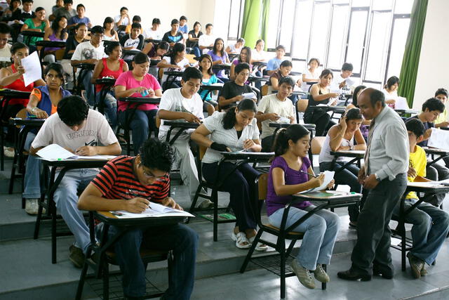  La propuesta normativa establece la colegiatura obligatoria para el ejercicio de cualquier profesión en el sector público del país. Foto: Difusión.   