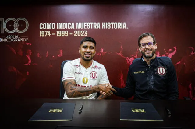 Paolo Reyna junto a Manuel Barreto, director deportivo de Universitario. Foto: Universitario   