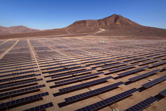 Este megaproyecto, que ocupa 600 hectáreas y cuenta con más de 900.000 paneles solares, contribuye a la reducción de la dependencia de fuentes fósiles y generará aproximadamente 25 millones de dólares . Foto: Energía Estratégica   