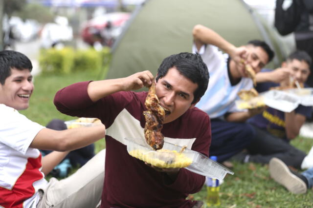 Alumnos hacen cola por desayunos y almuerzos contundentes. Foto: Andina   