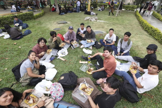 Cientos de estudiantes se reúnen durante el 'Gusano Legendario'. Foto: Andina   