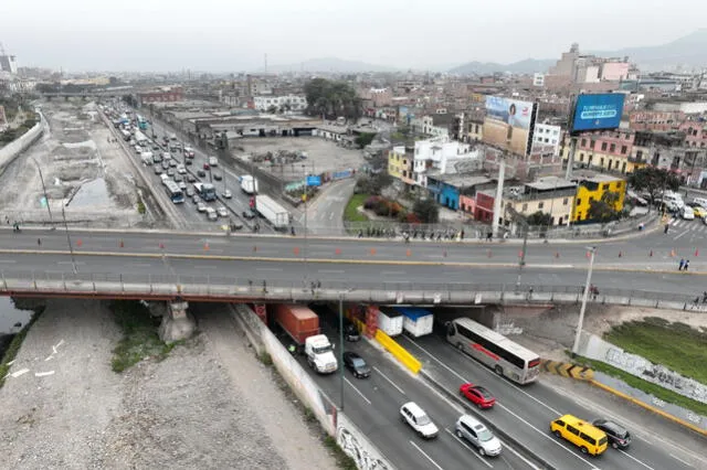 Congestión vehicular se registra en la Vía de Evitamiento. Foto: Andina   