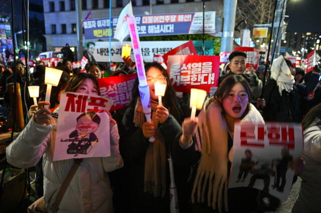 Miles protestaron frente al Parlamento de Corea del Sur para exigir la renuncia del presidente Yoon. Foto: AFP   