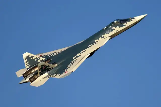 La United Aircraft Corporation (UAC) anunció mejoras en la funcionalidad del Su-57 para aumentar el rendimiento de la aeronave en condiciones de defensa aérea enemiga densa, aprovechando sus características mejoradas de sigilo y capacidad de supervivencia. Foto: Anna Zvereva/Flickr.   