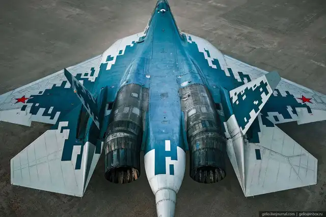El Su-57, equipado con dos motores turbofán con postcombustión Saturn AL-41F1, alcanza una velocidad máxima de Mach 2 y una velocidad de supercrucero de Mach 1,3. Foto: LiveJournal/Gelio.   