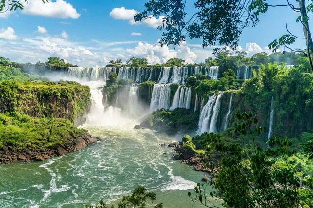  Las Cataratas del Iguazú se encuentra entre 2 países de Sudamérica. Foto: Viajes National Geographic   