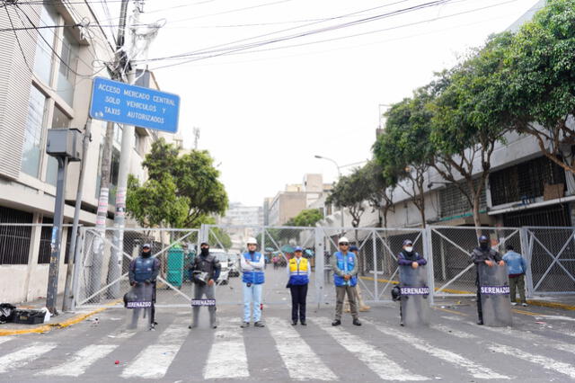 Municipalidad de Lima instala rejas y cierra vías de acceso a Mesa Redonda. 