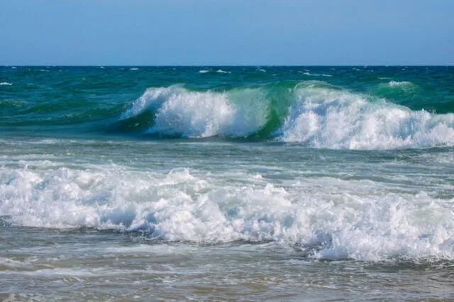 Las lluvias disuelven minerales y liberan iones, que se acumulan en los océanos. Los respiraderos hidrotermales y volcanes submarinos también contribuyen a este equilibrio químico presente en el agua salada. Foto: fundacionaquae   