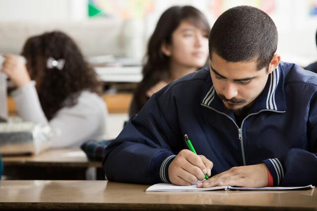 Estas becas buscan ayudar a los jóvenes inmigrantes a alcanzar su máximo potencial académico. Foto: El País   