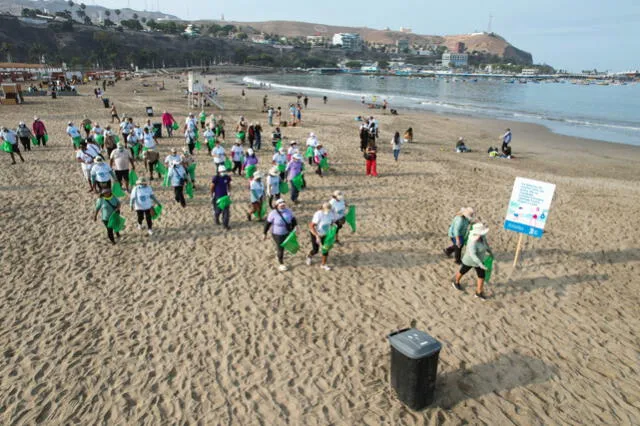 Labores de limpieza en la playa Agua Dulce. Foto: Municipalidad de Chorrillos. Labores de limpieza en la playa Agua Dulce. Foto: Municipalidad de Chorrillos.
