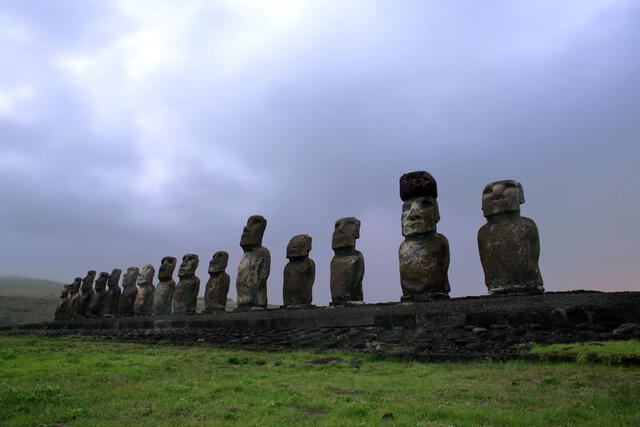 Investigadores han descubierto que la civilización rapanui de la Isla de Pascua llegó al continente americano unos 200 años antes de Cristóbal Colón, reconfigurando la historia de sus conexiones culturales. Foto: AFP.   