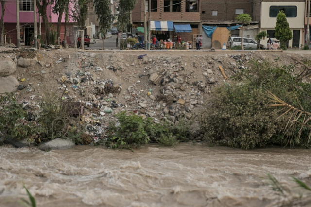  A la altura del puente Ñaña, se observa una loza de fulbito, muy cerca&nbsp;del&nbsp;río&nbsp;Rimac. Foto: Miguel Vásquez/LR    